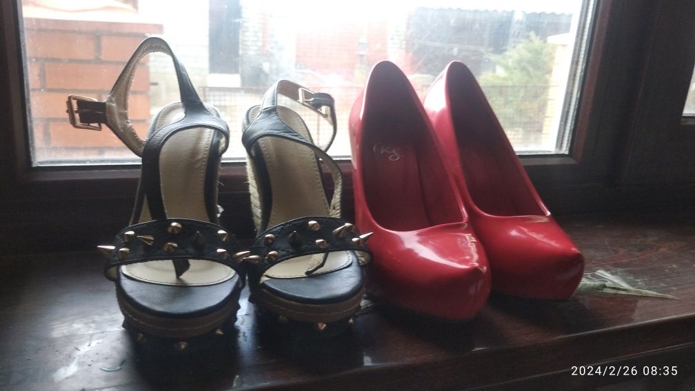 Женские красные туфли.