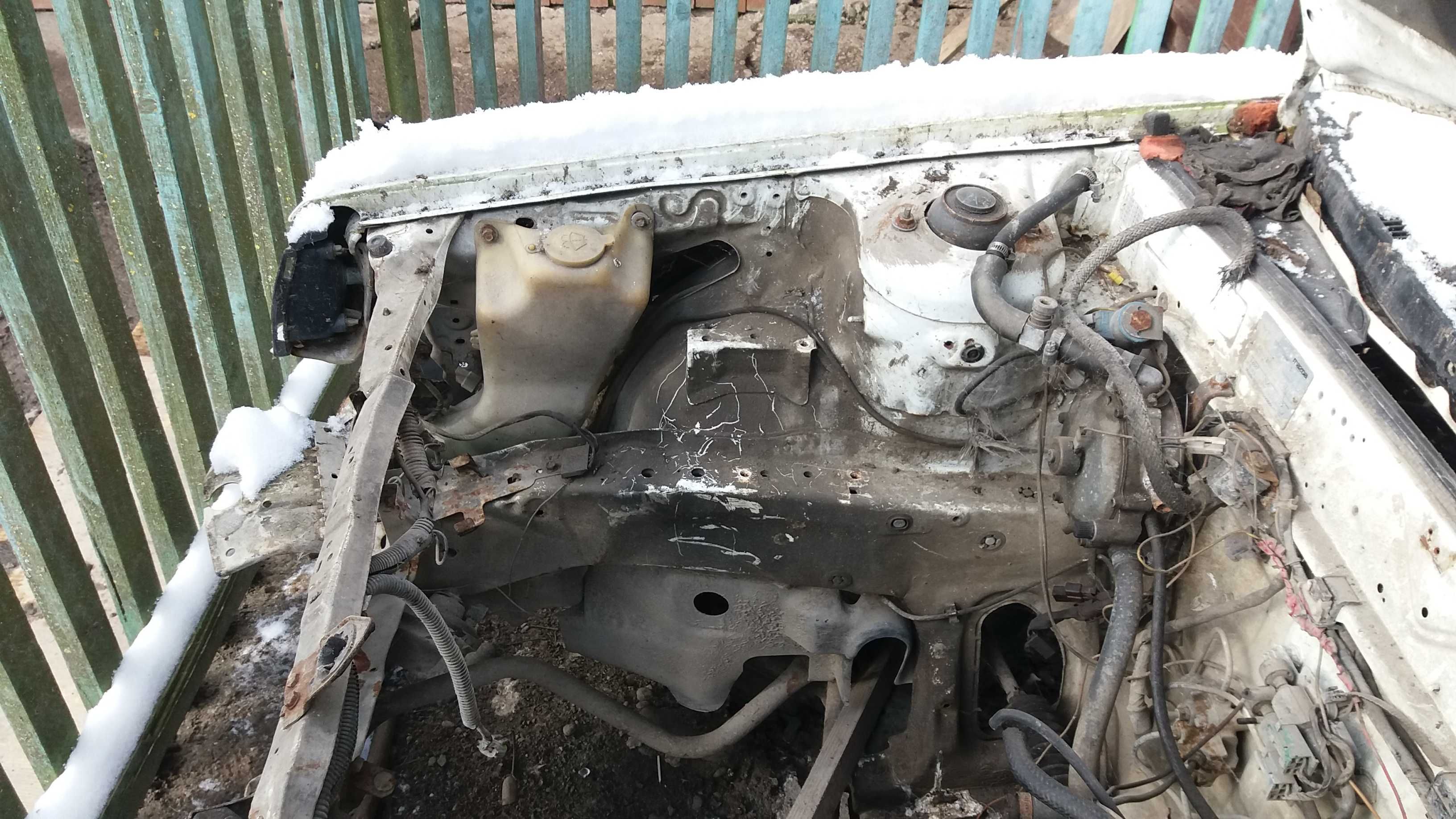 Mazda 323. після ДТП, Без двигуна.