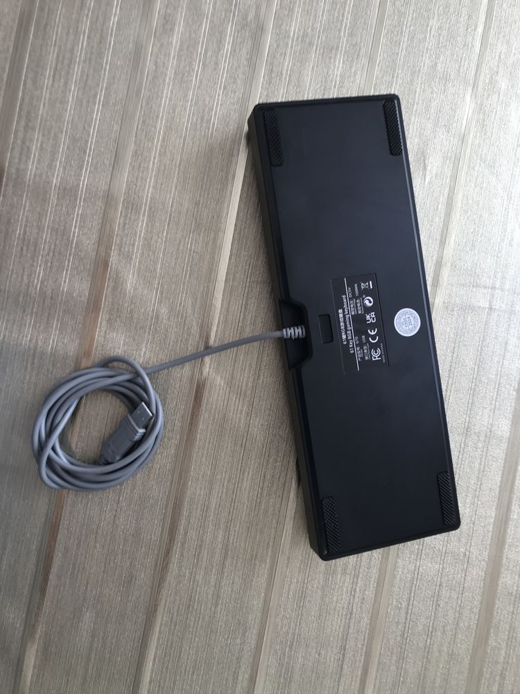 Teclado Gaming, Mini, Mecânico. Com widjets brancas e cinzentas.