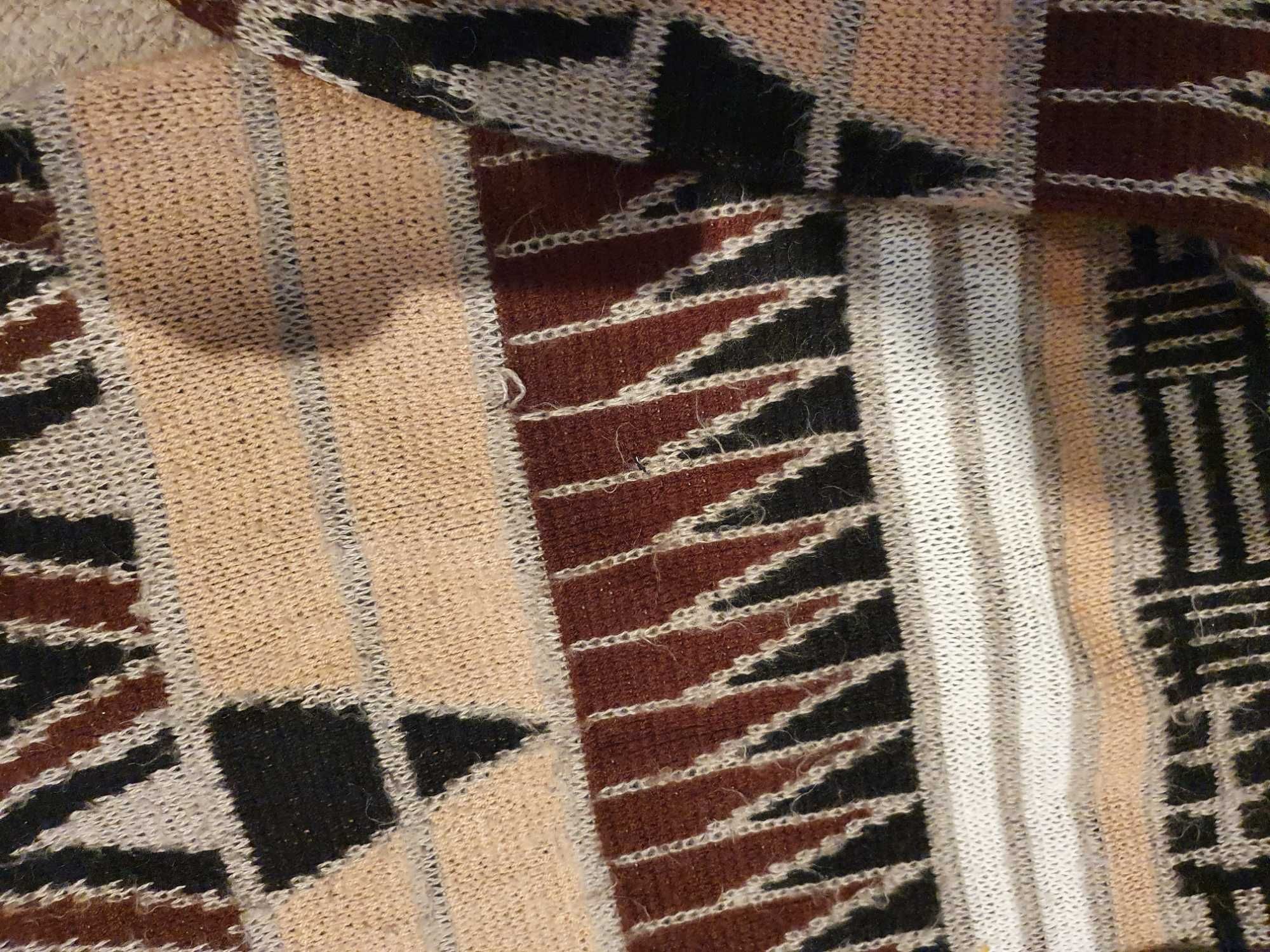 Długi sweter z kapturem w indiańskim stylu