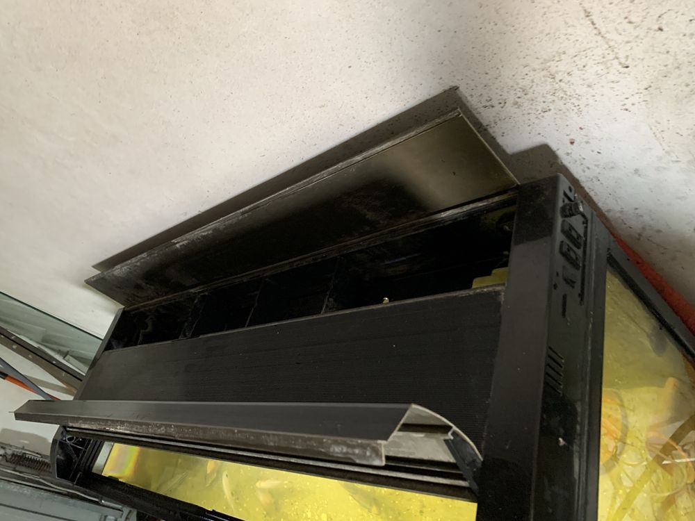 2 aquarios com luz e estrutura de  ferro