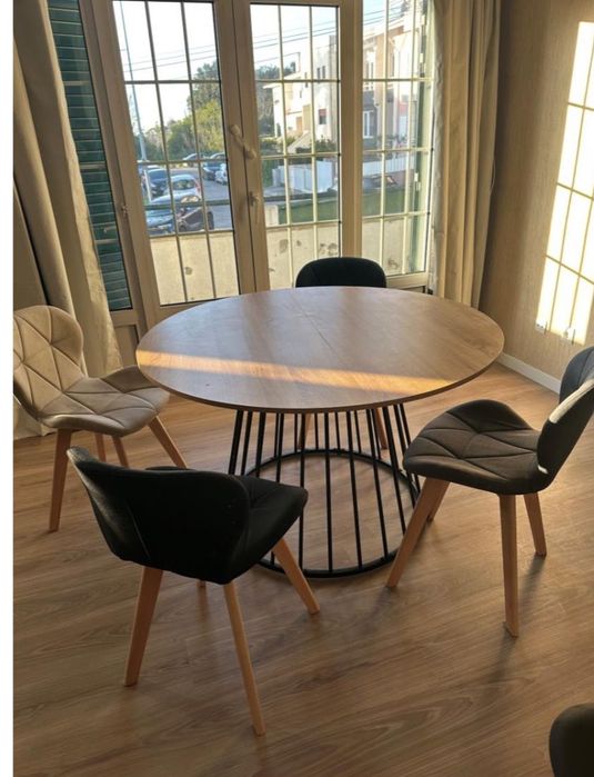 Mesa de jantar redonda + 4 cadeiras