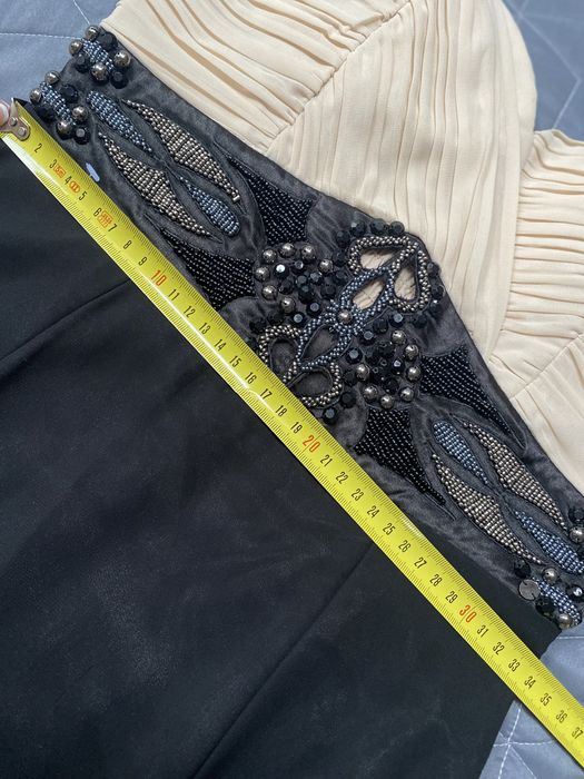 XS/S sukienka wyjatkowa bezowo-czarna efektowne zdobienia