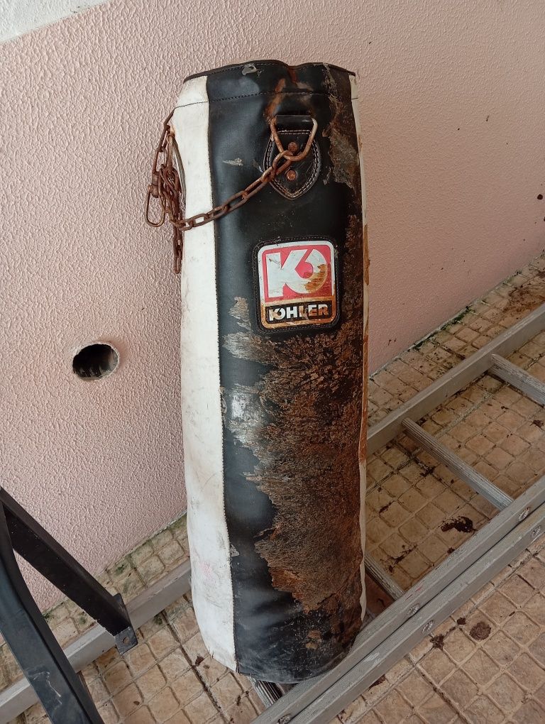 Barra de elevação com pesos. Oferta saco boxe