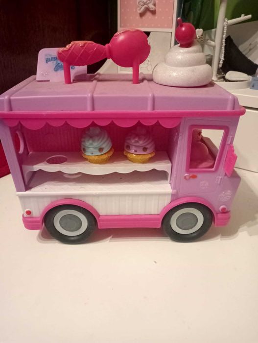 Wóz Num Noms  z figurkami