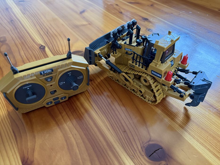 Zestaw 4 zdalnie sterowanych pojazdów budowlanych, nowe