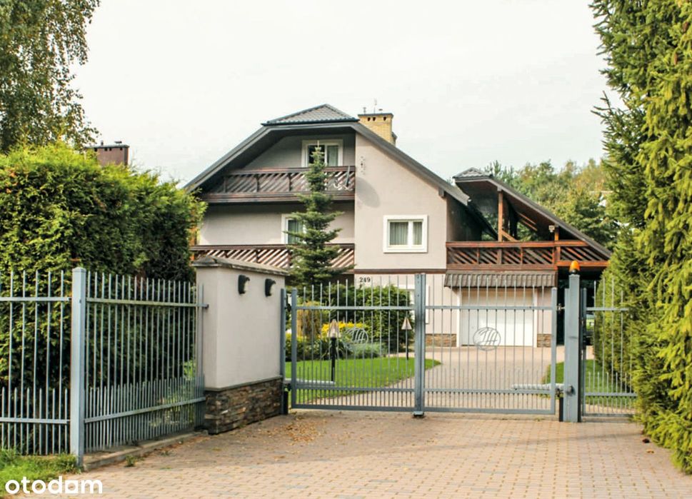 Dom z ogrodem i dodatkowo wydzielonymi dwoma niezależnymi mieszkaniami