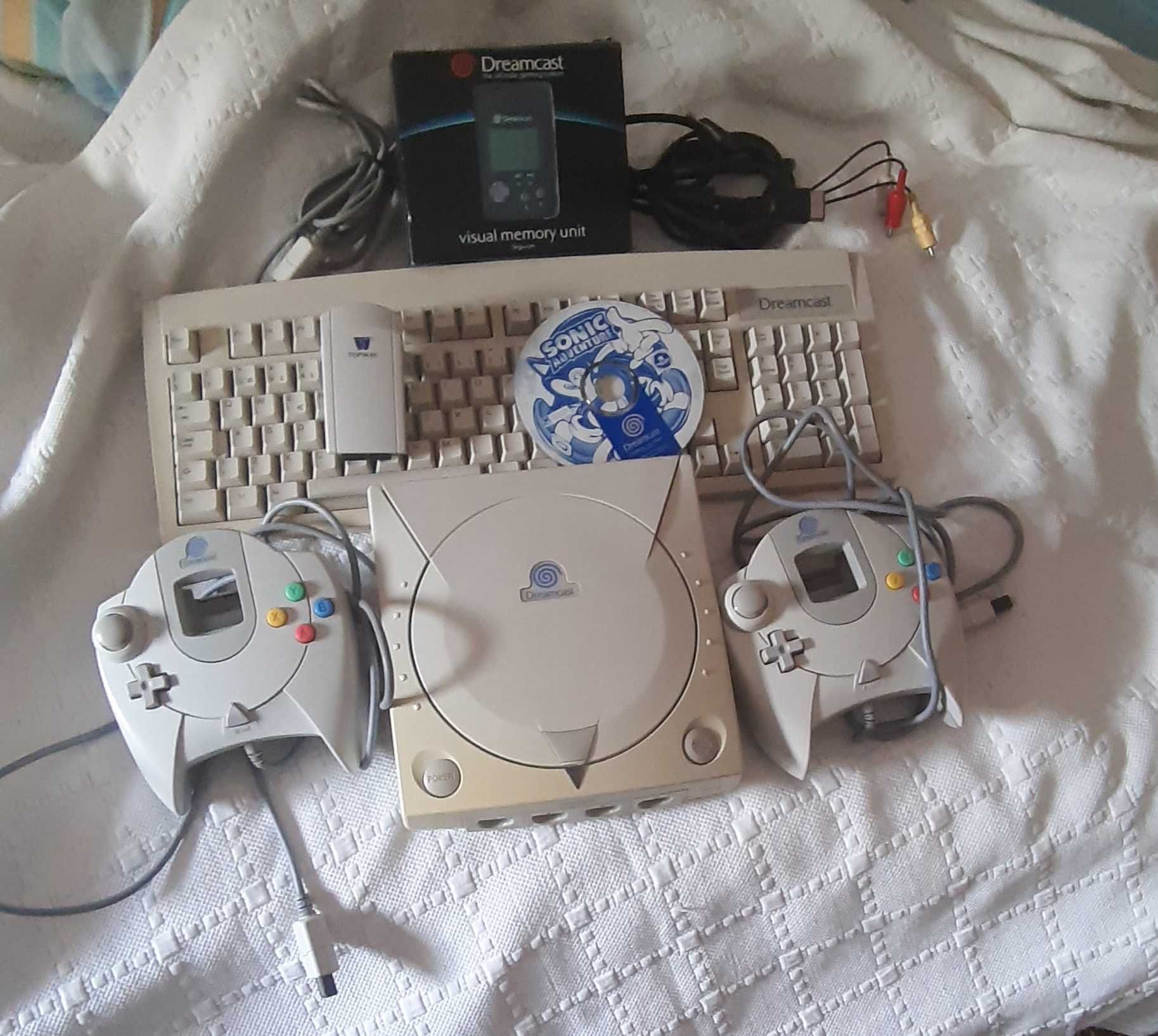 Sega Dreamcast com 2 comandos, teclado, com cartao de memoria e jogo.