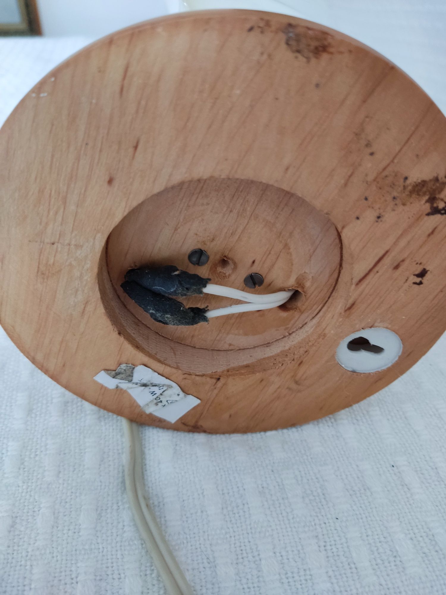 drewniany kinkiet z mlecznym szklanym kloszem SPRAWNA lampa