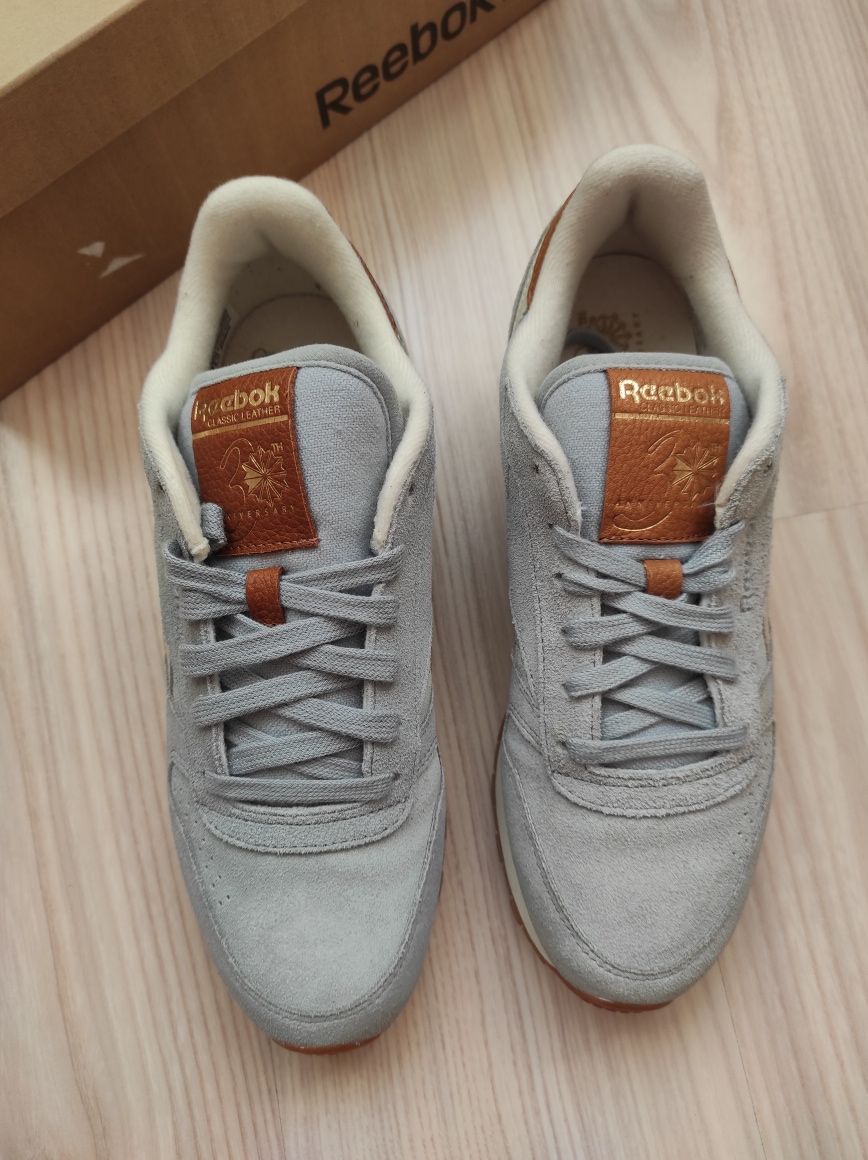 Оригинальні жіночі замшеві кросовки Reebok р.38 (устілка 24,5см.)
