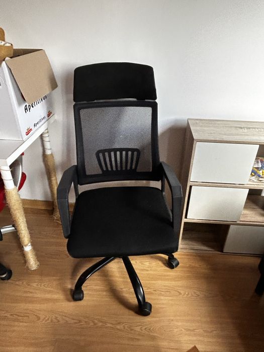 Cadeira de escritorio preta