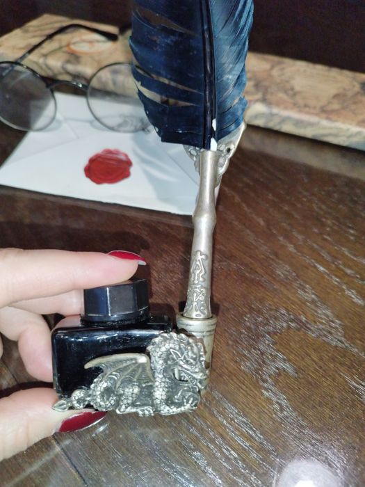 Гарри Поттер(перо с чернильнице,очки,металлическая ручка и сам Гарри)