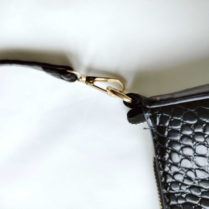 Mała zgrabna czarna torebka dlna ramię