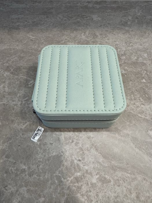 Nowa szkatułka na biżuterię Apart