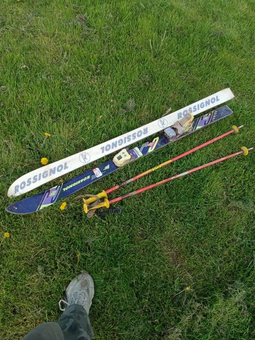 Dzień dobry..Sprzedam małe narty dla dziecka w komplecie z kijkami