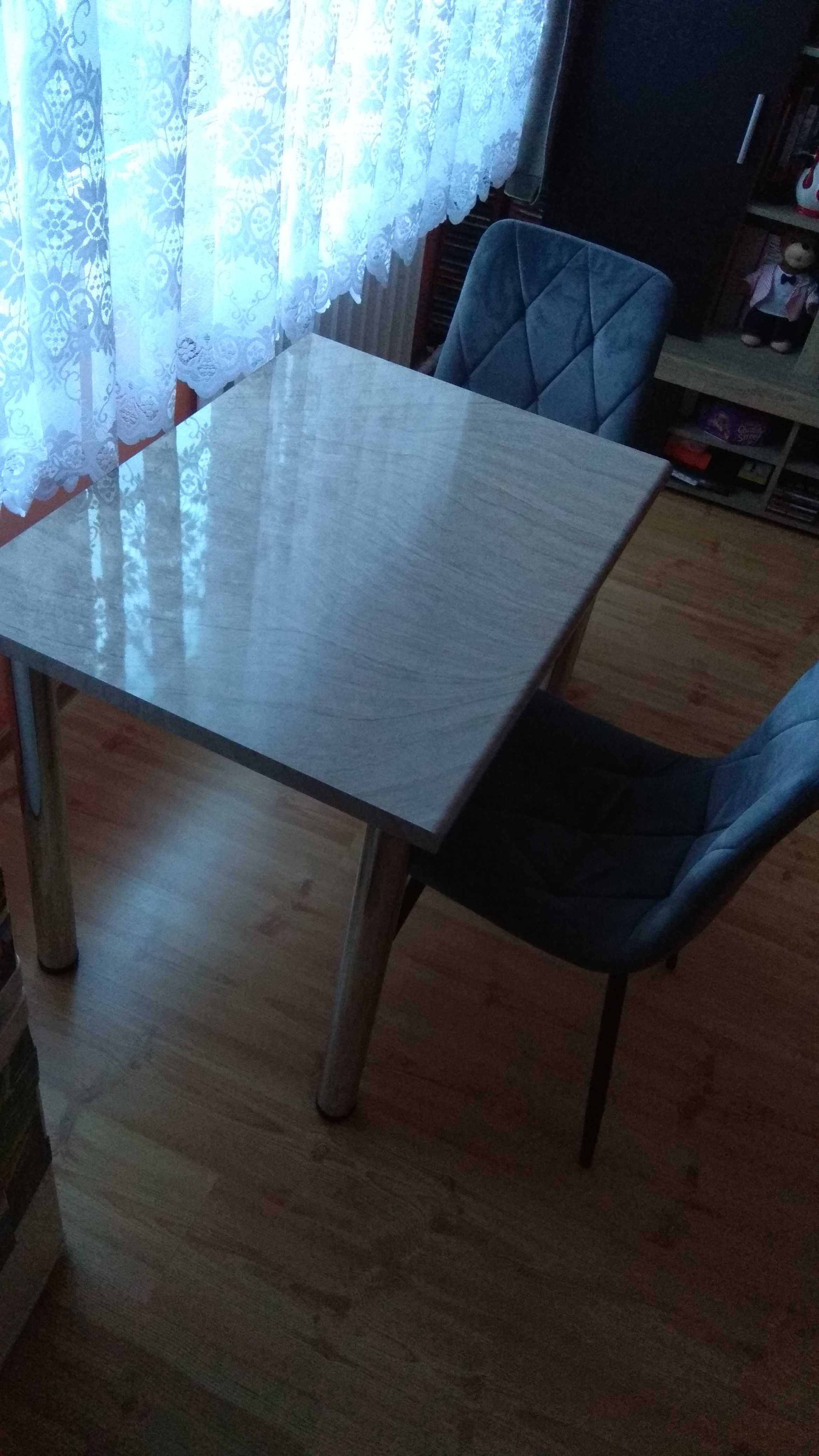 Stół z grubym solidnym blatem laminowanym