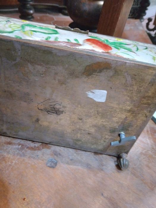 Caixa de musica antiga  mecanica   em esmalte assinada