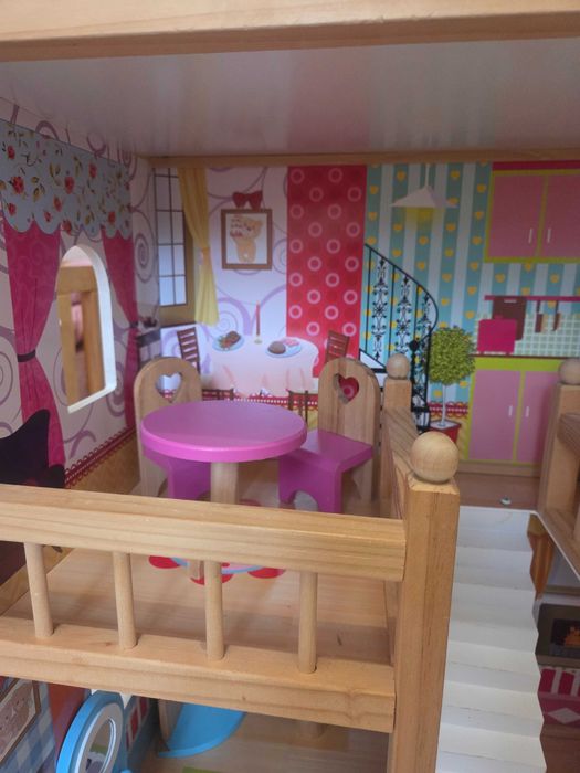 Duży drewniany domek dla lalek