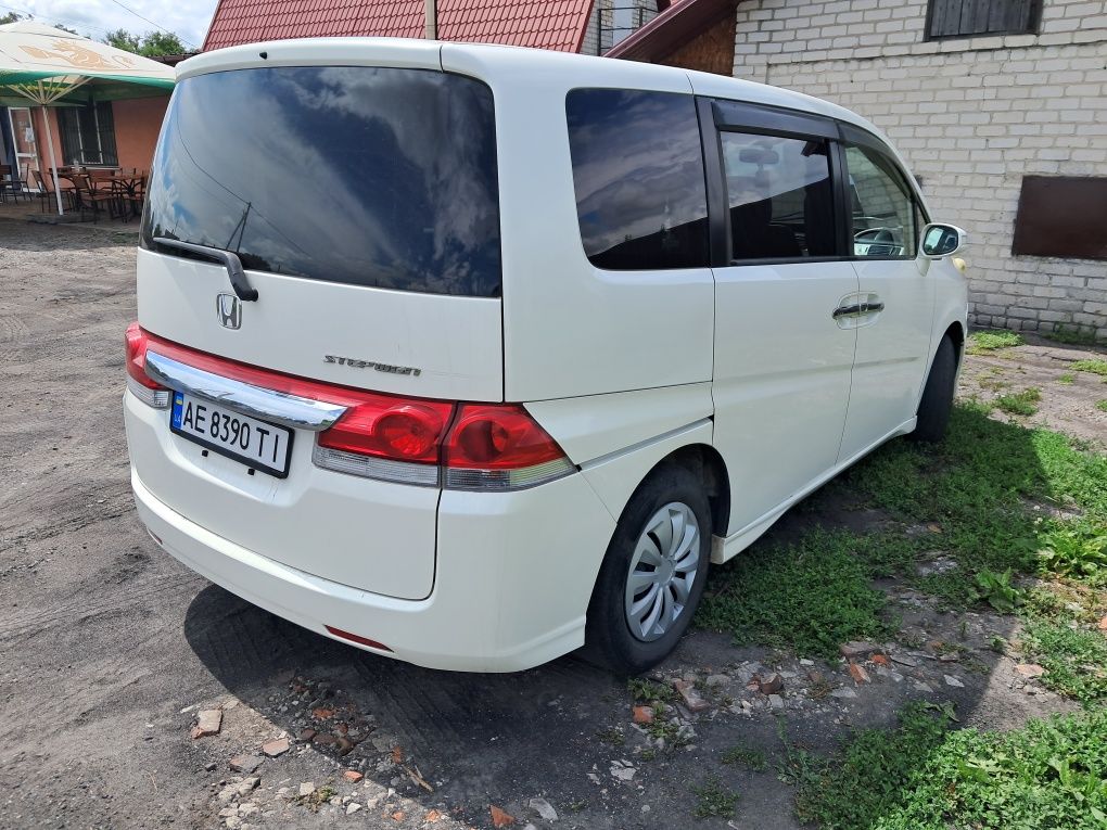 Продам автомобиль HONDA STEPWAGON