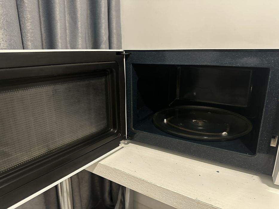 Мікрохвильовка Samsung ME81KRW-2