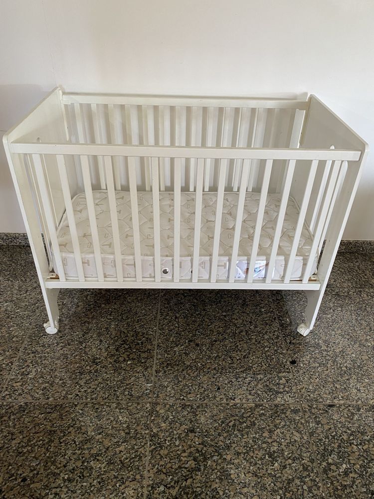 Cama de bebe com rodas  nova !!