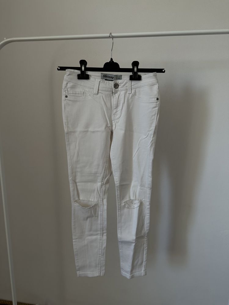 Białe spodnie z dziurami