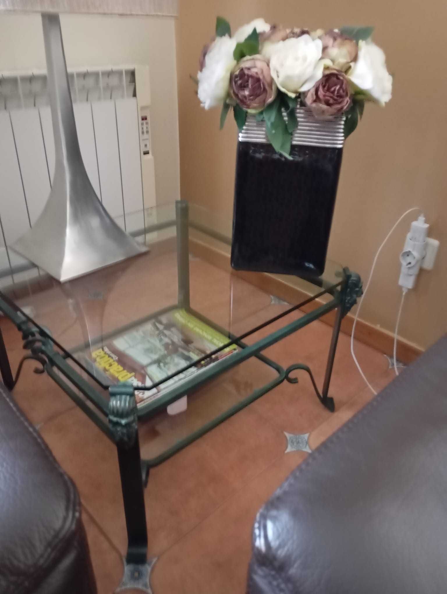 Mesa de sala de jantar (cadeiras incluídas) e mesa de apoio