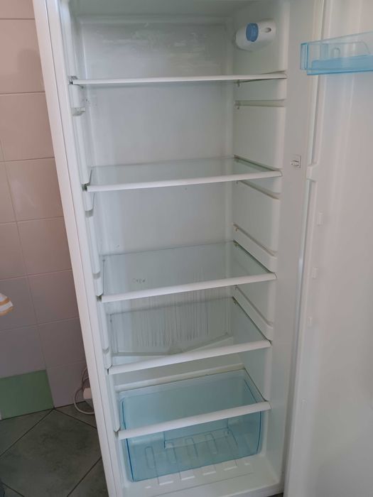 Frigorífico com 5 prateleiras