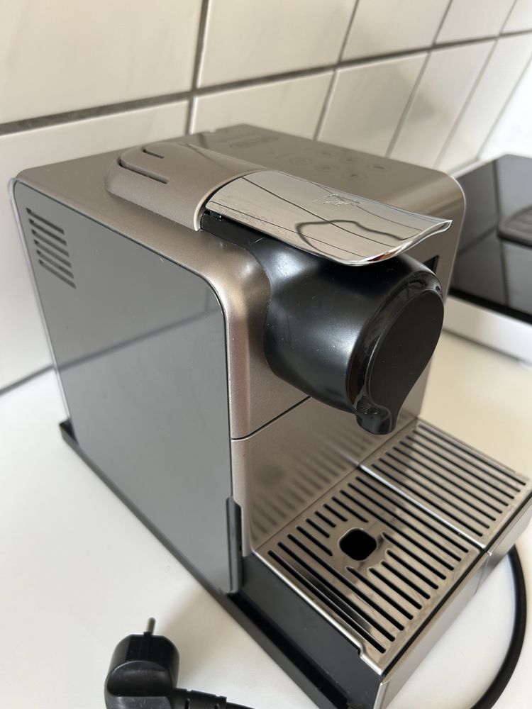 Капсульна кавоварка Delonghi Nespresso EN550s