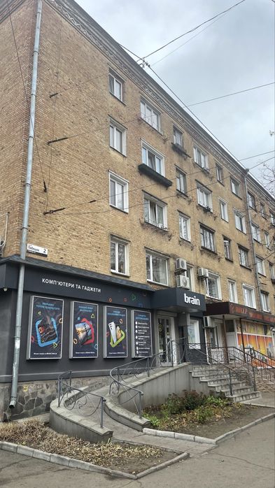 Продам дві кімнати в гуртожитку, Центр