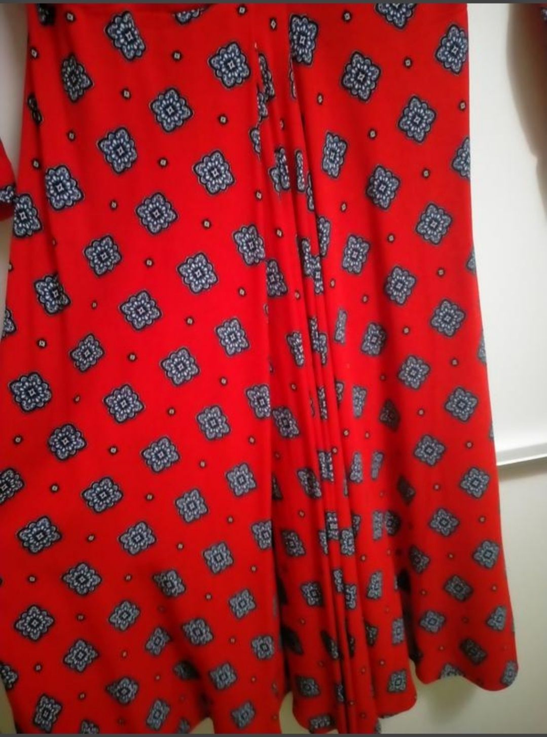 Плаття червоне в сині ромбики міді красиве з деталлю з пліссировки