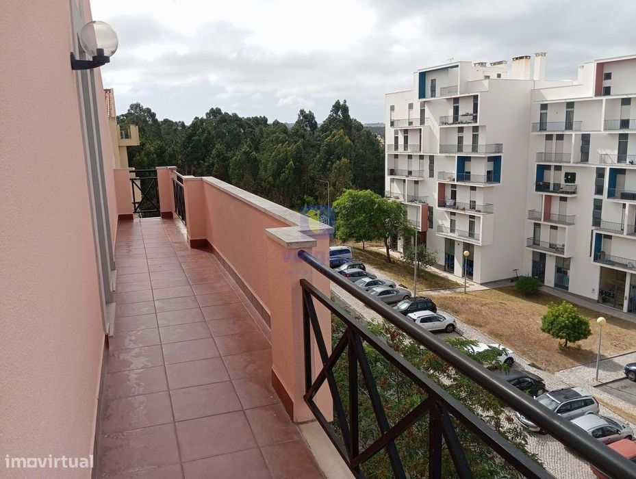 Apartamento Duplex, com três quartos e garagem fechada na zona do Colé