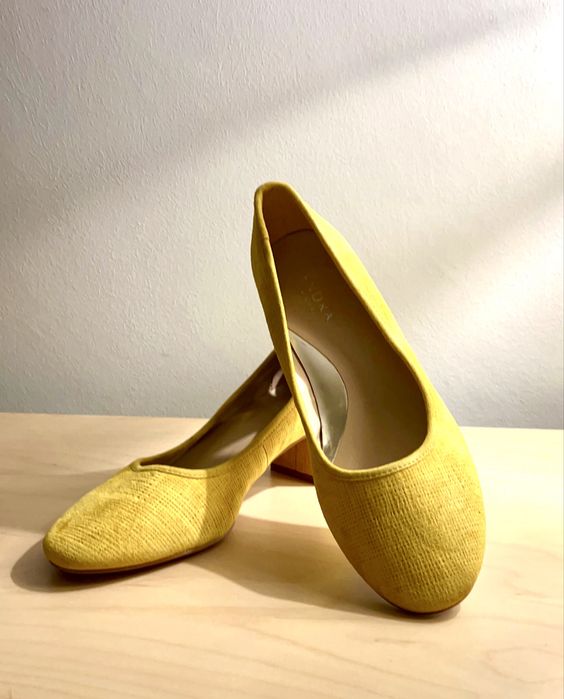 Sapatos/sabrina em camurça amarela da Zendra