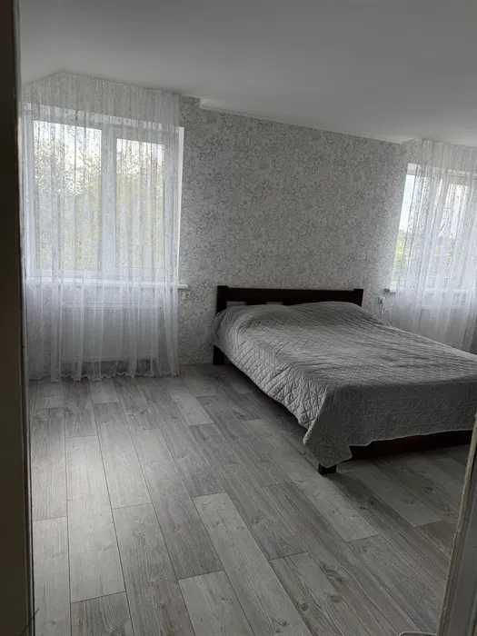 просторий будинок 228 м² з цокольним поверхом та  ділянкою 23 сотки