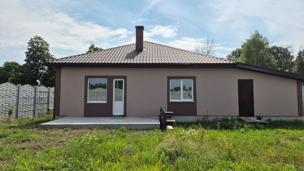 Будинок на огороженій ділянці 8 соток, штукатурка, якісні комунікації