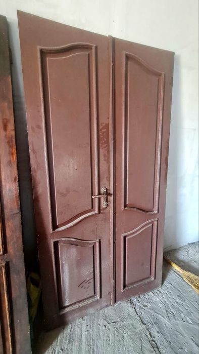 Вхідні подвійні деревʼяні двері