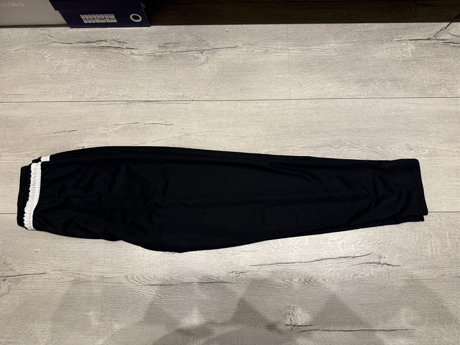 Продам чоловічі спортивні штани Nike, легкі та стильні.