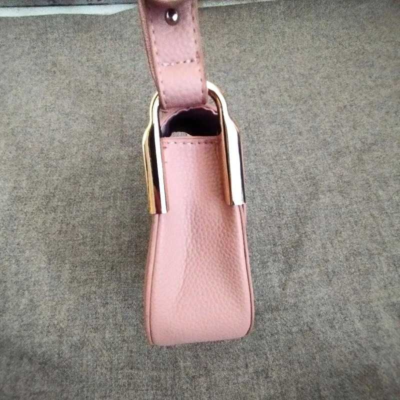 Różowa torebka listonoszka  crossbody regulowany pasek półksiężyc mała