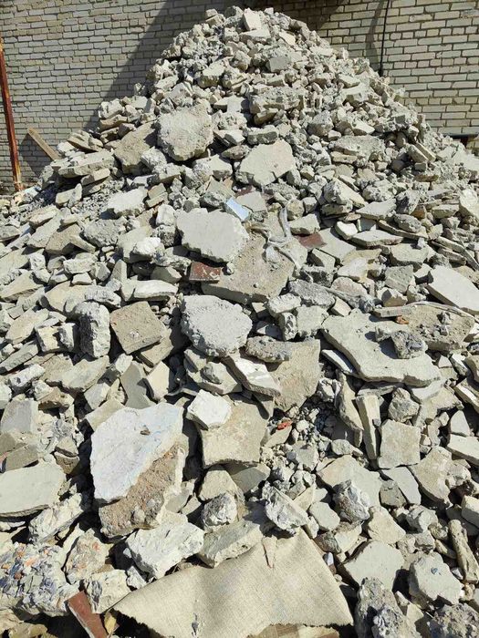 Бій демонтованої стяжки на підсипку дороги. Кирпич битый