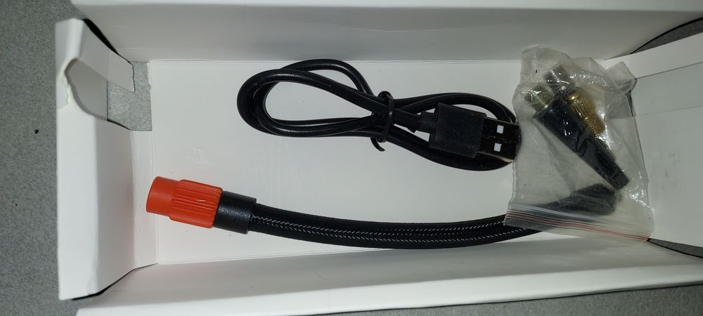 Pompka samochodowa akumulatorowa z latarką