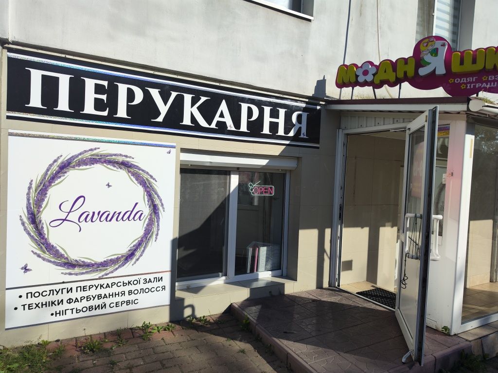 Здається робоче місце для майстра манікюру і педикюру