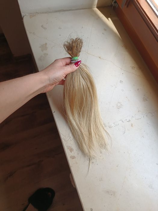 Włosy blond dziewicze