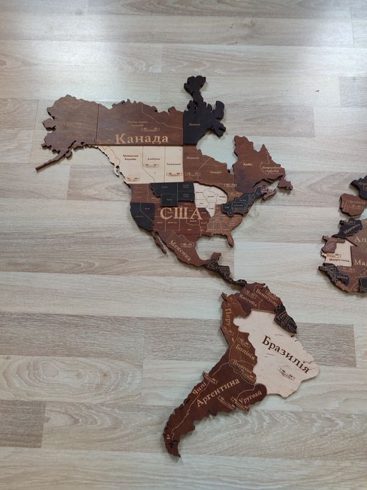 Дерев'яна мапа світу.