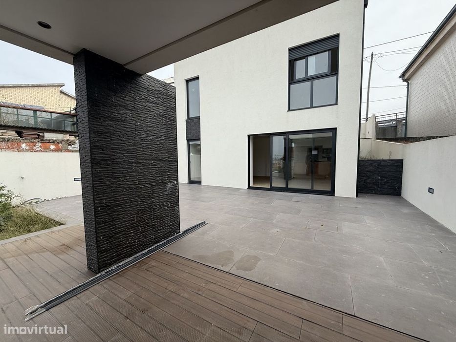 Moradia T2 | 2 Frentes | Barbecue | Garagem | Fânzeres | Gondomar