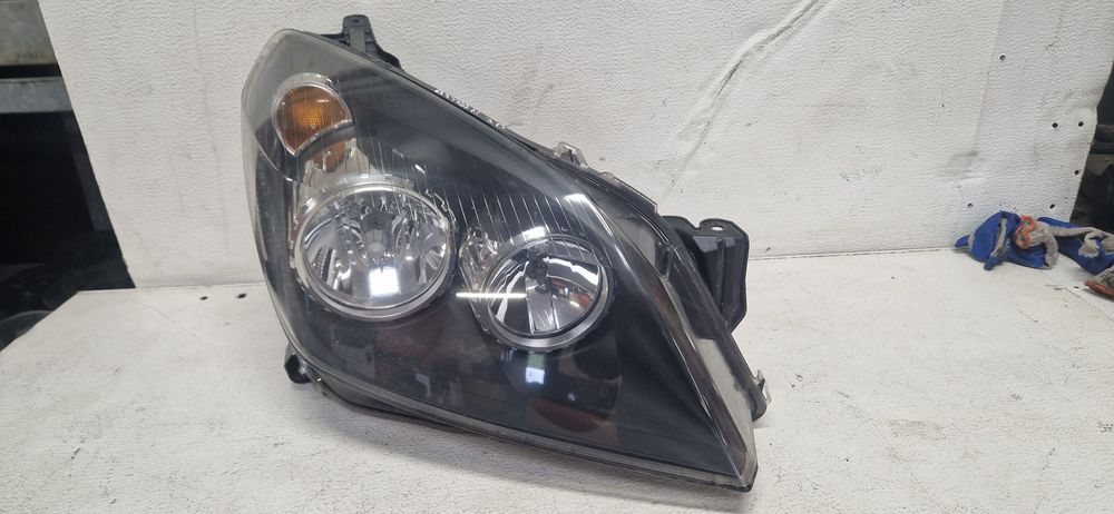 Lampa Przód Prawa OPEL Astra H 3D Hella GM