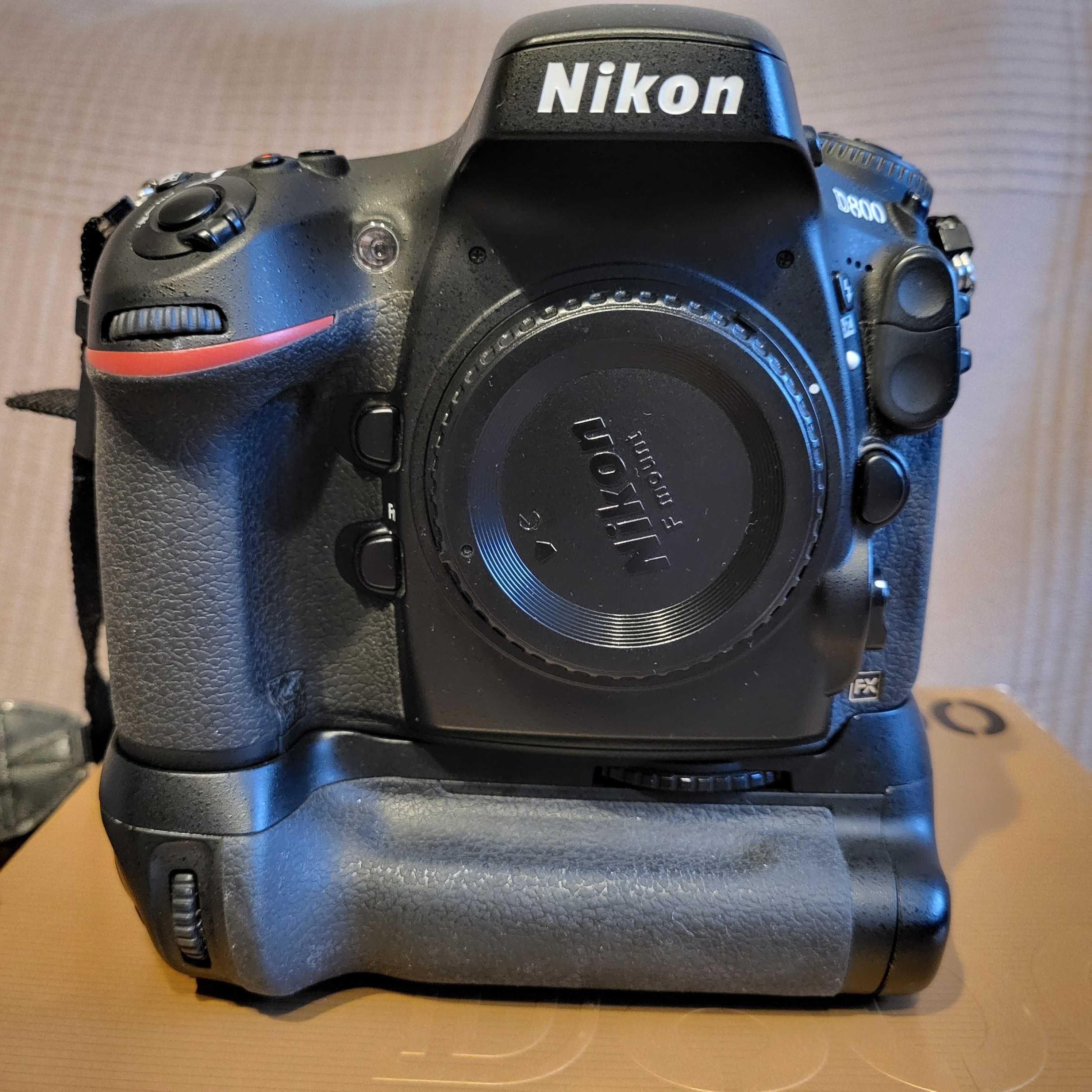 Nikon D800 z oryginalnym  uchwytem MB-D12
