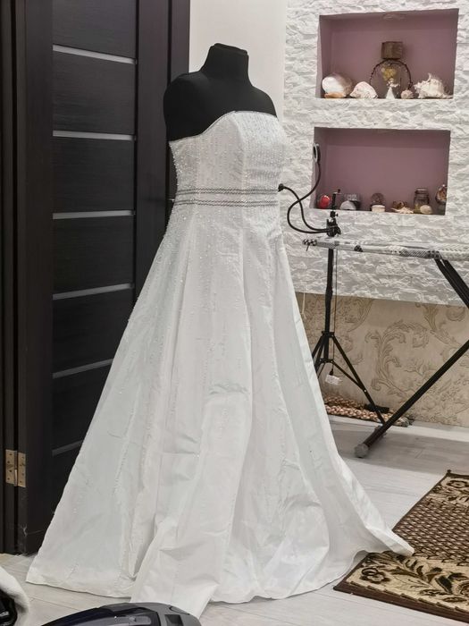 Весільна сукня нова, усипана біссером