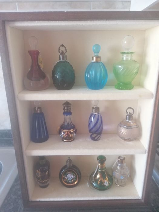 Coleção de frascos de perfume antigos