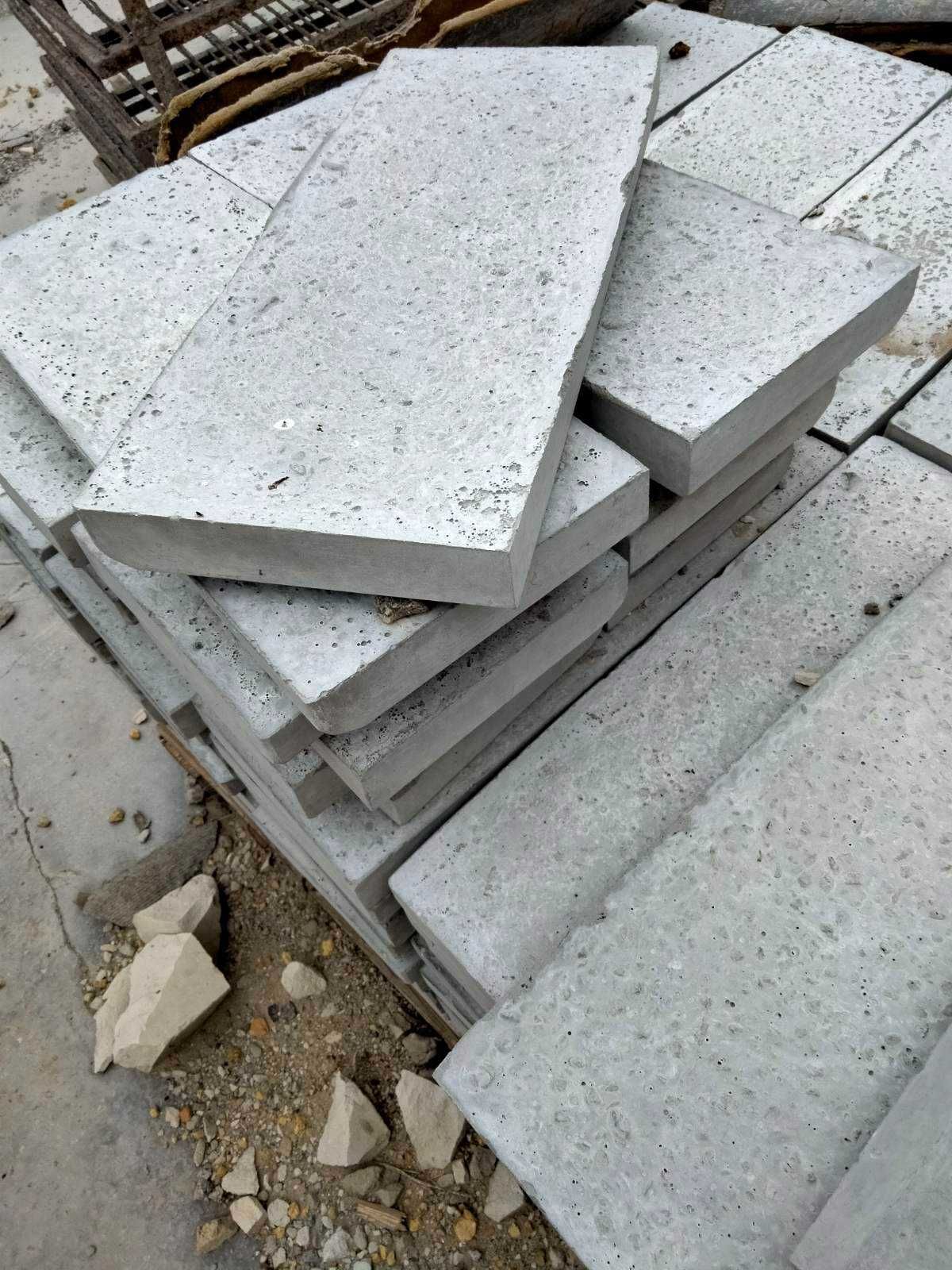 Бордюр гранений із бетону