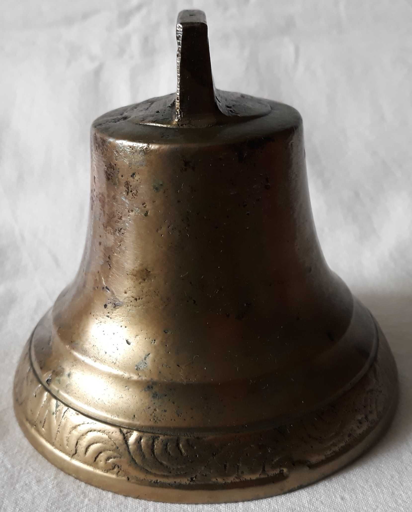 stary dźwięczny mosiężny dzwon